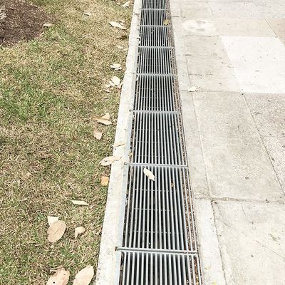 Πατενταρισμένη οδική πλαστική τάφρος βροχής εμπορικός υπόνομος χάλυβα καταιγίδα αποχέτευσης σχάρες κάλυψη πλάκα